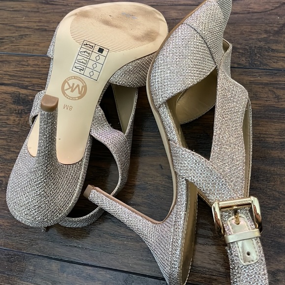 Michael Kors Gold metallic sandals - Picture 6 of 9